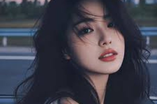 看宋雨琦穿短裙出席活动对长辈90度鞠躬才懂她火都是有原因的